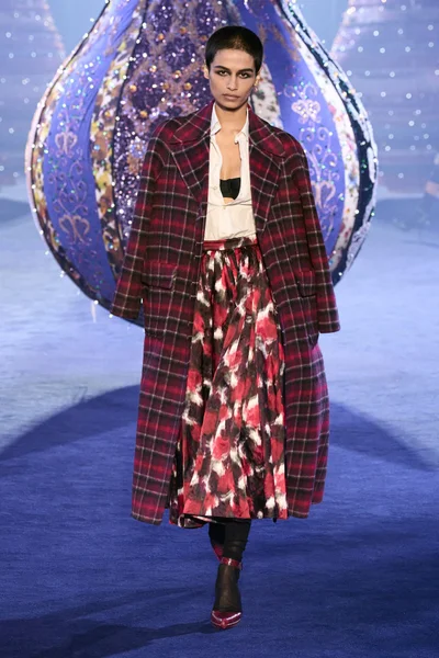 Look 48